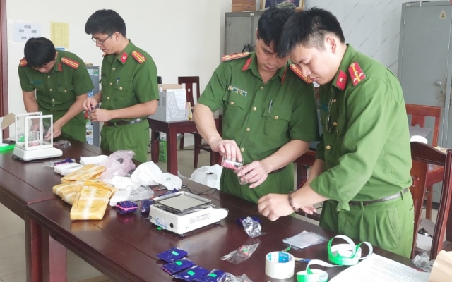 Nghệ An: Bắt 02 đối tượng vận chuyển hơn 26.000 viên ma túy tổng hợp