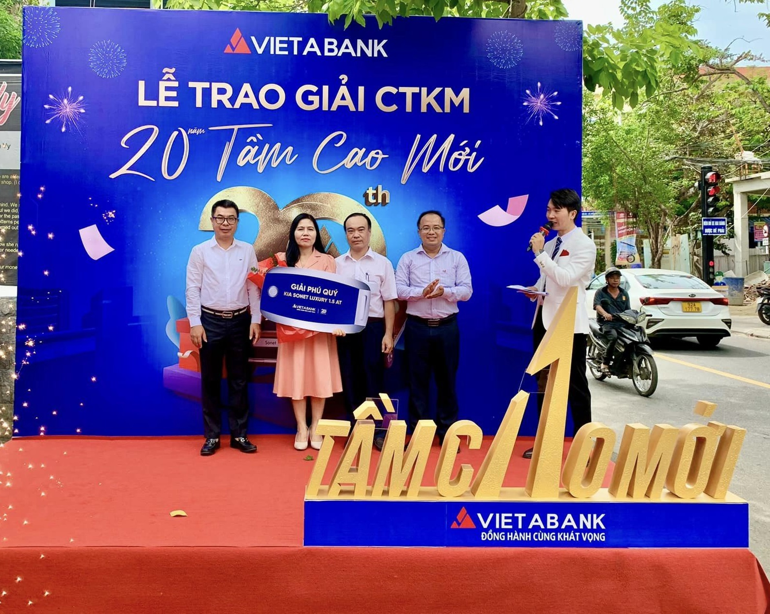 Ông Cù Anh Tuấn - Phó Tổng giám đốc VietABank trao thưởng cho khách hàng trúng giải Phú Qúy - 1 ô tô Kia Sonet.