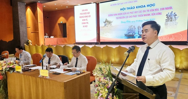 Phó GS,TS Nguyễn Minh Tuấn, Phó Tổng Biên tập phụ trách Tạp chí Cộng sản, phát biểu đề dẫn tại Hội thảo.