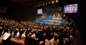Dàn hợp xướng hơn 3.500 người trong PVcomBank Concert “Hành trình vàng son”
