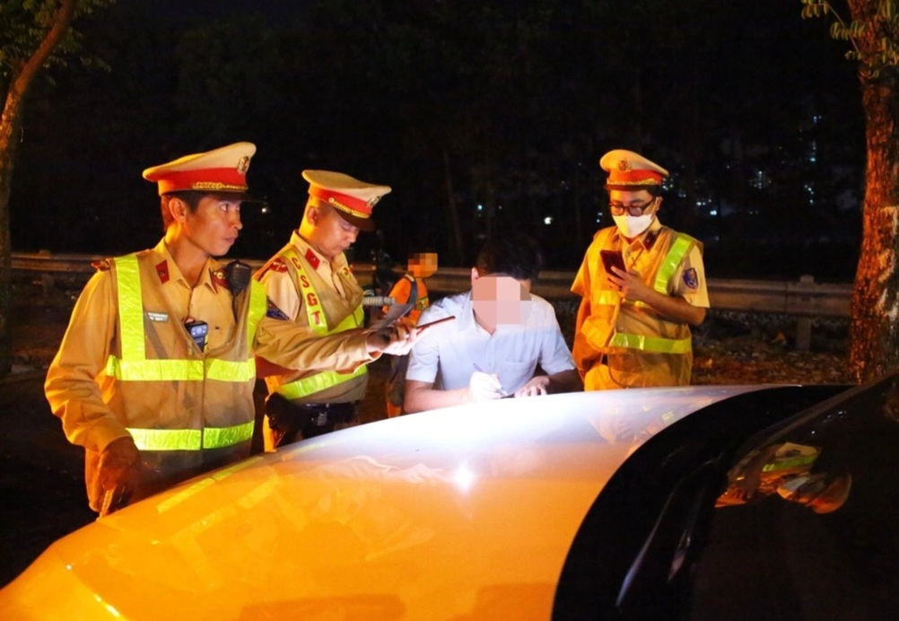 Cảnh sát làm việc với ông L.H.Q., Chủ tịch UBND phường Trần Phú, quận Hoàng Mai, Hà Nội (Ảnh: Dân Trí).