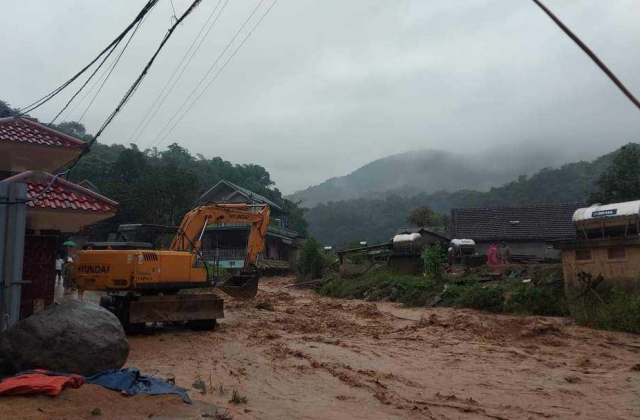 Video mưa lũ lớn tại huyện Kỳ Sơn