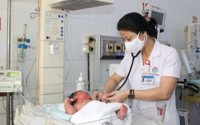 Hà Tĩnh: Chào đón em bé sơ sinh nặng 6,1kg