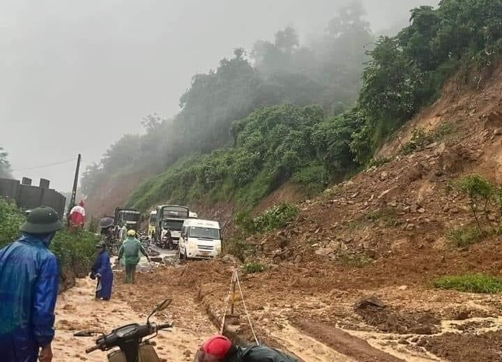 Nhiều vị trí trên Quốc lộ 6, khu vực Dốc Cun, đoạn đi qua tỉnh Hoà Bình bị sạt lở nghiêm trọng.