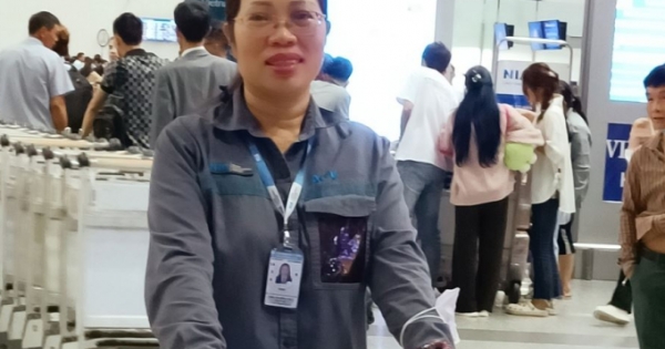 Nữ nhân viên xe đẩy của Cảng HKQT Nội Bài giúp hành khách tìm lại chiếc túi và giấy tờ quan trọng bị bỏ quên