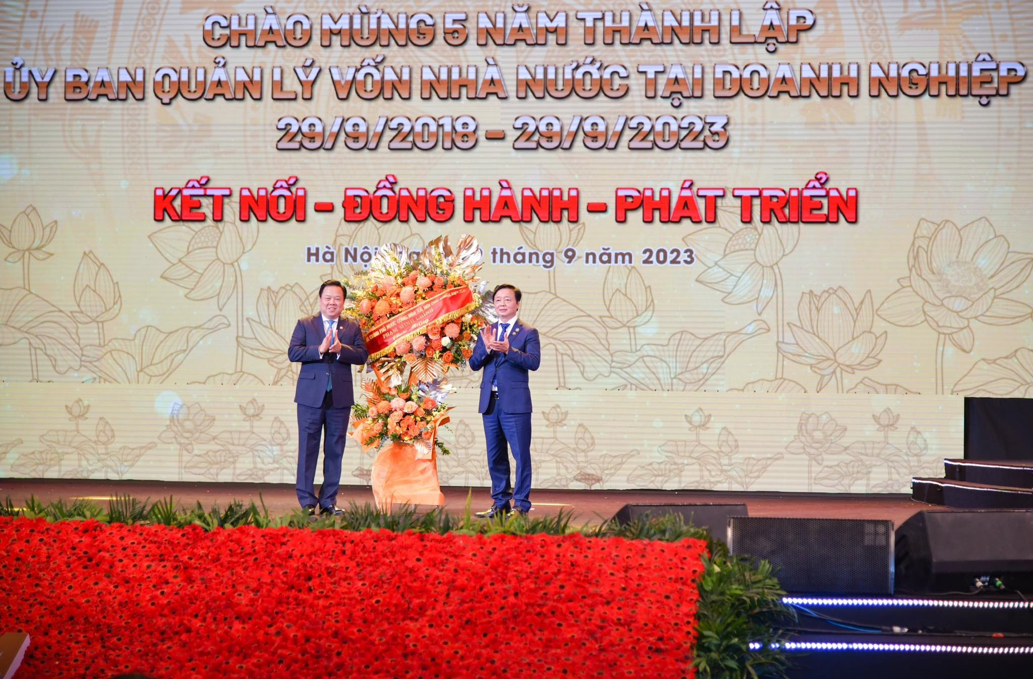 Phó Thủ tướng Trần Hồng Hà trao Cờ thi đua của Chính phủ cho tập thể Ủy ban Quản lý vốn nhà nước tại doanh nghiệp