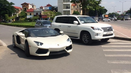 Lamborghini Aventador mui trần thứ 2 ở Việt Nam xuất hiện tại H&agrave; Nội