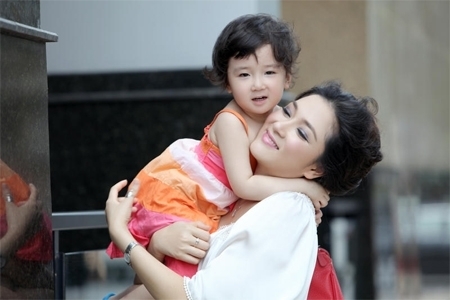 Những Hoa hậu Việt làm mẹ đơn thân