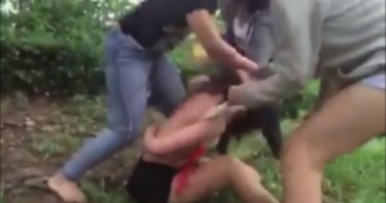Hãi hùng xem clip thiếu nữ bị lột đồ, đánh đập dã man trong rừng