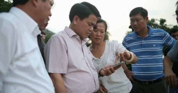 Chủ tịch Nguyễn Đức Chung thị sát tìm hiểu hiện tượng cá chết hàng loạt ở hồ Tây