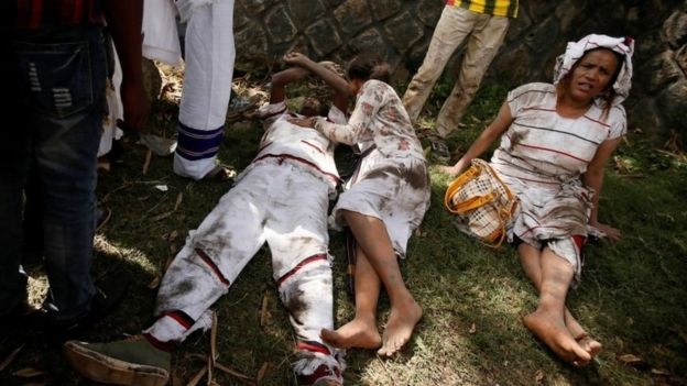 Hiện tại, những người bị thương đ&atilde; được đưa tới bệnh viện nhưng ch&iacute;nh phủ Ethiopia vẫn chưa đưa ra con số thương vong cụ thể.&nbsp;Tuy nhi&ecirc;n theo nh&agrave; hoạt động Jawar Mohamed, &iacute;t nhất 300 người đ&atilde; bị thiệt mạng v&agrave; nhiều người bị thương. &Ocirc;ng cho biết qu&acirc;n đội v&agrave; một trực thăng đ&atilde; nổ s&uacute;ng v&agrave;o người d&acirc;n. (Ảnh:&nbsp;Reuters)