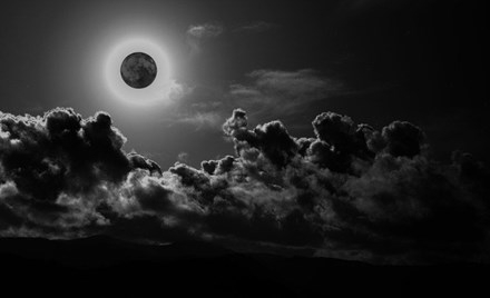 Một số l&yacute; thuyết cho rằng trăng đen chỉ xuất mỗi 19 năm một lần. Nguồn ảnh: arminofaja.