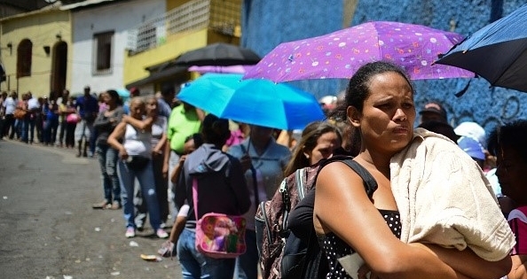 Người dân Venezuela chặn xe tải cướp gà vì quá đói