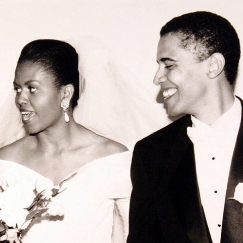 Trong ng&agrave;y cưới b&agrave; Michelle mặc một chiếc v&aacute;y trễ vai kết hợp với khăn voan, t&oacute;c b&uacute;i cao v&agrave; b&oacute; hoa m&agrave;u trắng. Trong khi đ&oacute;, &ocirc;ng Obama mặc bộ tuxedo m&agrave;u đen kết hợp c&ugrave;ng &aacute;o sơ mi v&agrave; nơ m&agrave;u trắng.