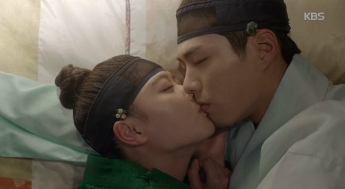 Mây họa ánh trăng tập 13: Kim Yoo Jung trao người yêu nụ hôn từ biệt
