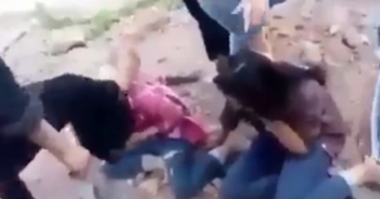 Clip: Hai nữ sinh cấp 2 tại Nghệ An bị quây đánh dã man