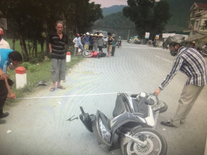 Hiện trường vụ tai nạn xe m&aacute;y đấu đầu, 2 người nguy kịch ở Nghệ An.