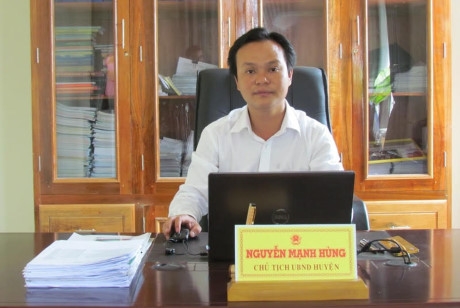 Ph&oacute; b&iacute; thư Huyện ủy, Chủ tịch huyện A Lưới Nguyễn Mạnh H&ugrave;ng. Ảnh: Quang Th&agrave;nh