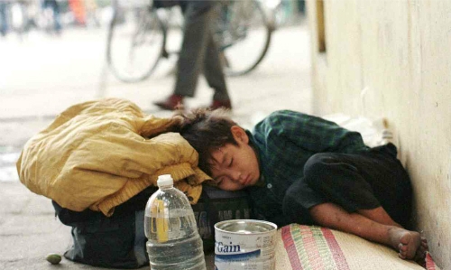 Trẻ v&ocirc; gia cư ngủ tr&ecirc;n đường phố H&agrave; Nội. (Ảnh:&nbsp;Reuters)