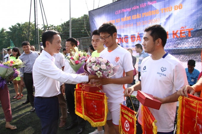 Đại diện Cty Long Giang Land tặng hoa c&aacute;c đội b&oacute;ng.