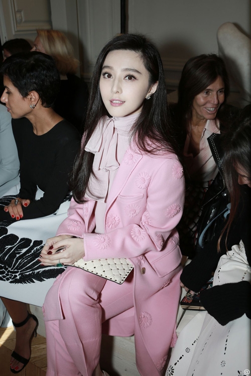 Phạm Băng Băng xuất hiện nổi bật với bộ vest hồng trong Tuần lễ thời trang Paris.