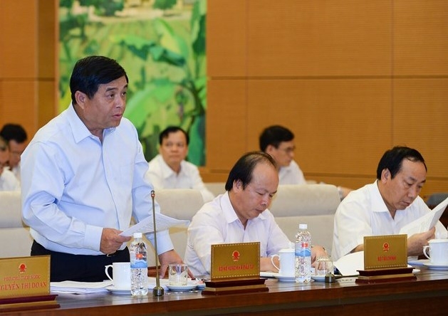Bộ trưởng Bộ Kế hoạch v&agrave; Đầu tư Nguyễn Ch&iacute; Dũng đọc tờ tr&igrave;nh.