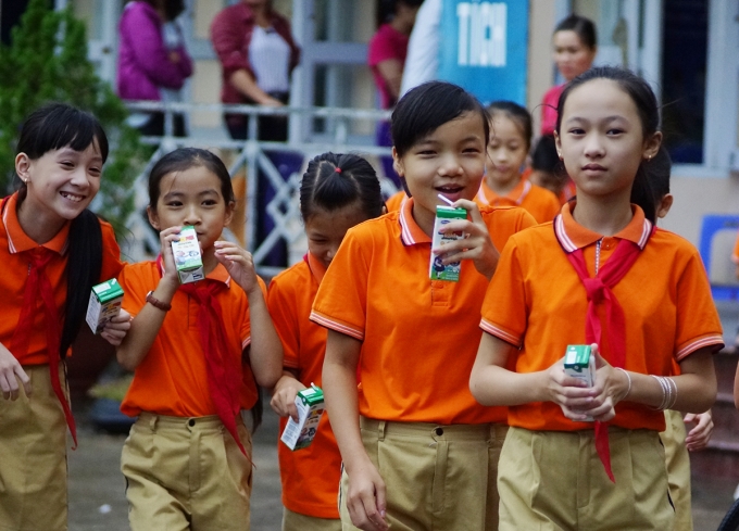 Niềm vui uống sữa của học sinh trường Tr&agrave;ng Đ&agrave;, Tuy&ecirc;n Quang trong ng&agrave;y hội sữa học đường do Vinamilk tổ chức.