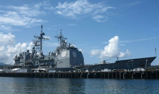 T&agrave;u tuần dương USS Shiloh của Mỹ ở Vịnh Subic - một căn cứ hải qu&acirc;n cũ của Mỹ ở Philippines. (Ảnh: AFP)
