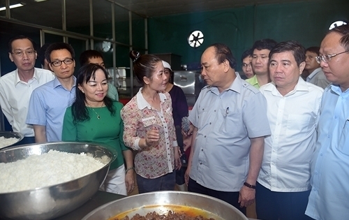 Thủ tướng Chính phủ đột xuất đi kiểm tra bếp ăn dành cho Công nhân