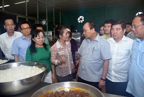 Thủ tướng Nguyễn Xu&acirc;n Ph&uacute;c đang trao đổi với chủ cơ sở về vấn đề ATTP. (Ảnh: Đ.T).