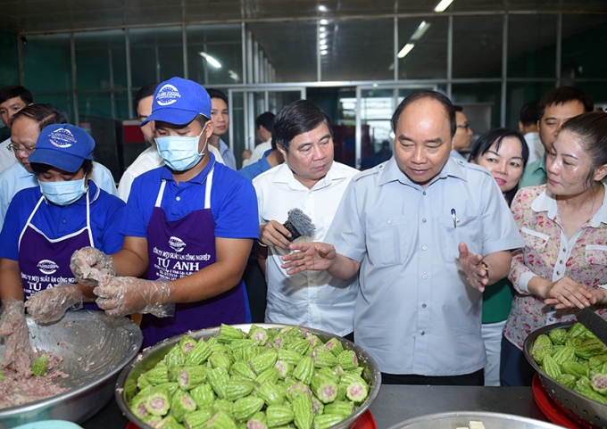 Thủ tướng thăm cơ sở chế biến suất ăn c&ocirc;ng nghiệp T&uacute; Anh. Ảnh: VGP/Quang Hiếu
