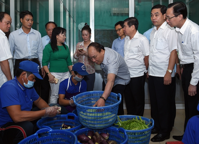 Thủ tướng xuống tận nơi chế biến thực phẩm của cơ sở T&uacute; Anh. Ảnh: VGP/Quang Hiếu