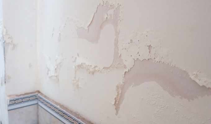 Phần tường căn hộ bị thấm nước, lớp sơn tường cũng bị bong tr&oacute;c d&ugrave; mới đưa v&agrave;o sử dụng.