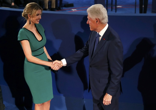 Cựu Tổng thống Bill Clinton bắt tay con g&aacute;i &ocirc;ng Trump, IvankaTrump, trước khi cuộc tranh luận bắt đầu (Ảnh: Reuters)