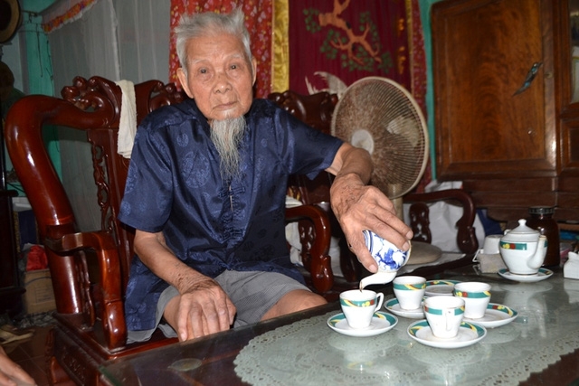 Cụ Nguyễn Văn Hướng (102 tuổi, anh cả) nhưng cụ vẫn minh mẫn, khoẻ mạnh.