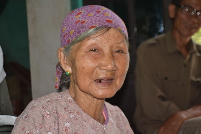 Cụ Nguyễn Văn Hướng (102 tuổi, anh cả) nhưng cụ vẫn minh mẫn, khoẻ mạnh.