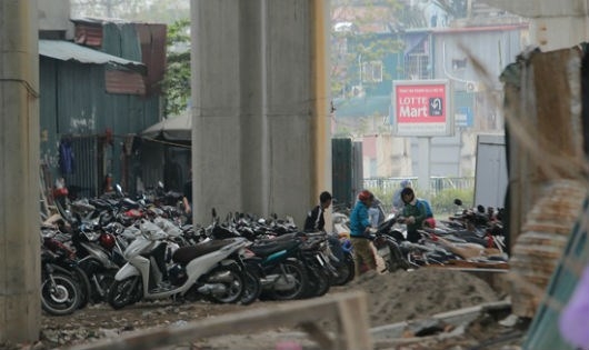 Hà Nội: Gầm cầu biến thành… điểm trông giữ xe