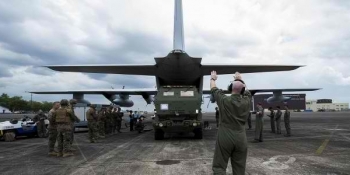 Mỹ bắt đầu rút khí tài quân sự khỏi Philippines