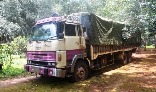 Xe tải kh&ocirc;ng biển số chở gỗ lậu bị Đồn BP Ia Chia bắt giữ.