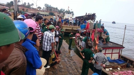 Quảng Trị: Chìm tàu chở hơn 40 người, ít nhất 1 người tử vong
