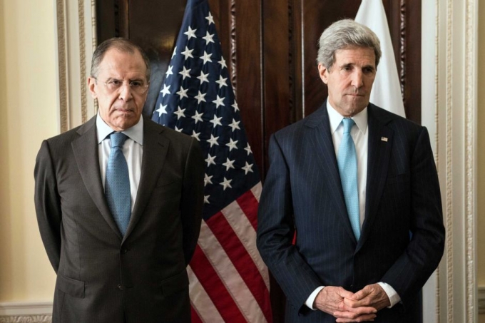 Ngoại trưởng Mỹ John Kerry (phải) v&agrave; Ngoại trưởng Nga Sergei Lavrov (tr&aacute;i). (Ảnh:&nbsp;ABC)