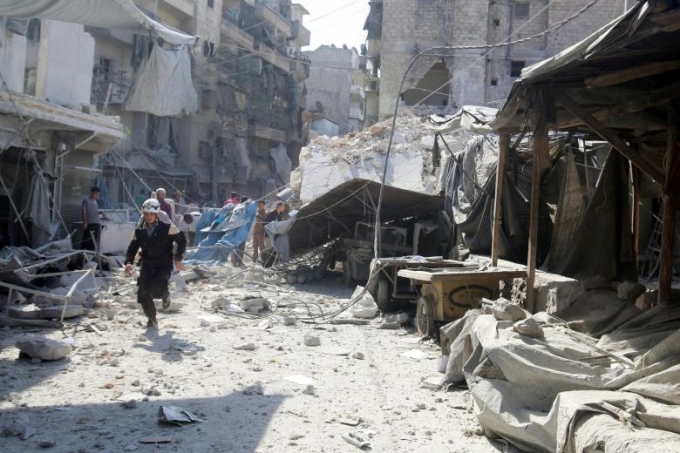 Hiện trường cuộc kh&ocirc;ng k&iacute;ch h&ocirc;m 12/10 v&agrave;o một khu chợ tập trung nhiều d&acirc;n thường sinh sống ở Aleppo. (Ảnh: Reuters)
