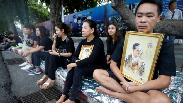 Người d&acirc;n Th&aacute;i Lan đau buồn trước sự ra đi của Quốc vương Bumibol. (Ảnh: Reuters)