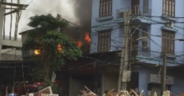 Hà Nội: Cháy rụi xưởng sản xuất hàng nội thất, gây thiệt hại lớn