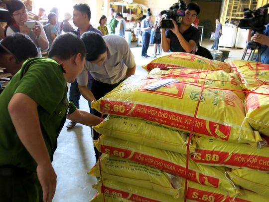 Lực lượng chức năng ph&aacute;t hiện doanh nghiệp sản xuất thức ăn chăn nu&ocirc;i tại tỉnh Hải Dương sử dụng chất cấm. Ảnh: Minh Long/nld.com.vn