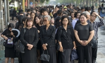 Người dân Thái Lan đồng loạt mặc đồ đen vĩnh biệt Quốc vương