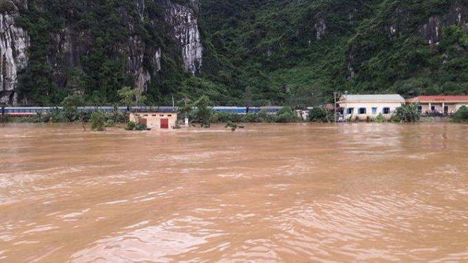 Đường sắt Bắc - Nam đoạn qua tỉnh Quảng B&igrave;nh bị chia cắt do mưa lũ.
