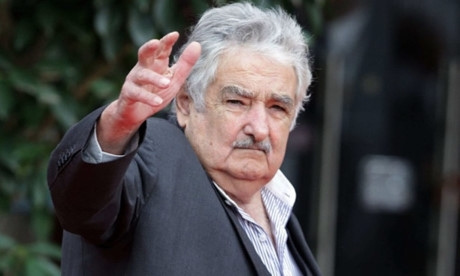 Cựu tổng thống Uruguay Jose Mujica được mệnh danh l&agrave; tổng thống ngh&egrave;o nhất thế giới khi chỉ nhận mức lương 12.000 USD một năm nhưng d&ugrave;ng tới 90% thu nhập để ủng hộ cho c&aacute;c tổ chức từ thiện. &Ocirc;ng Mujica l&aacute;i một chiếc xe con bọ đ&atilde; cũ của h&atilde;ng Volkswagen. Ảnh:&nbsp;Alchetron