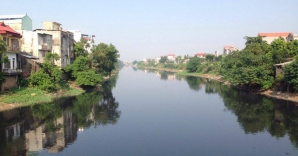 Sông Châu Giang đen sánh vì ô nhiễm, dân kêu trời