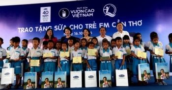 Quỹ sữa Vươn cao Việt Nam và Vinamilk tiếp tục trao tặng sữa cho trẻ em tại Cần Thơ